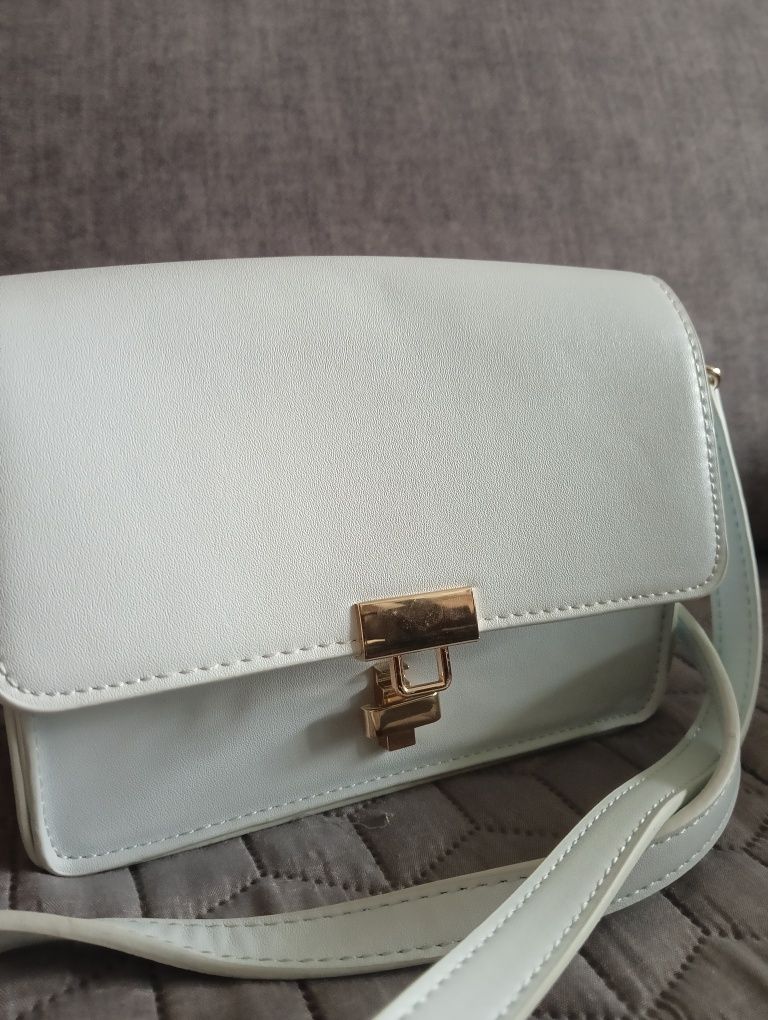Elegancka pudrowi niebieska torebka