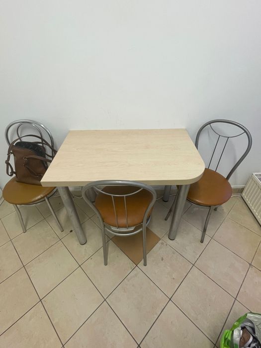 Mały stół z krzesłami