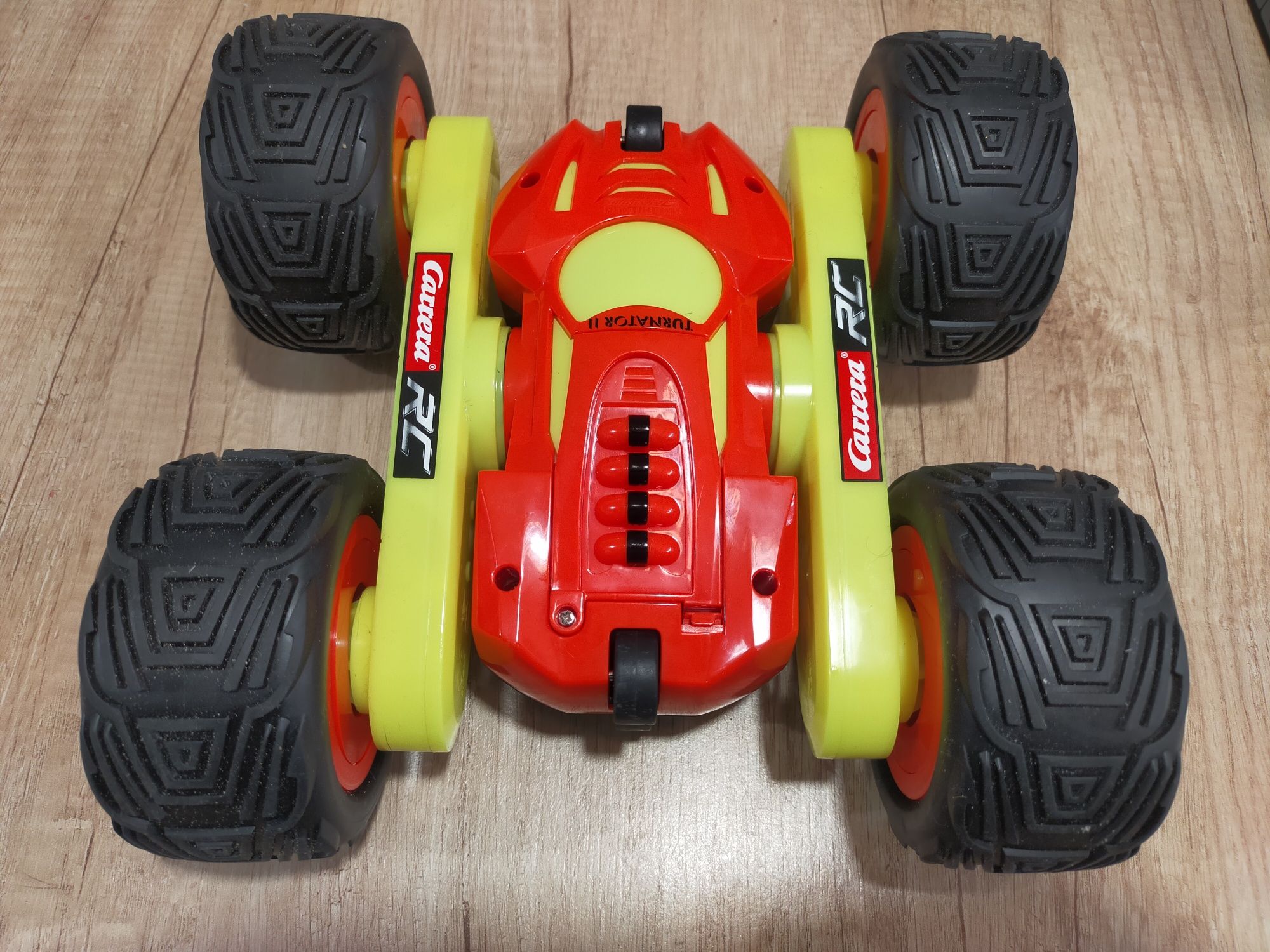 Samochód Carrera RC Turnator glow in the dark
