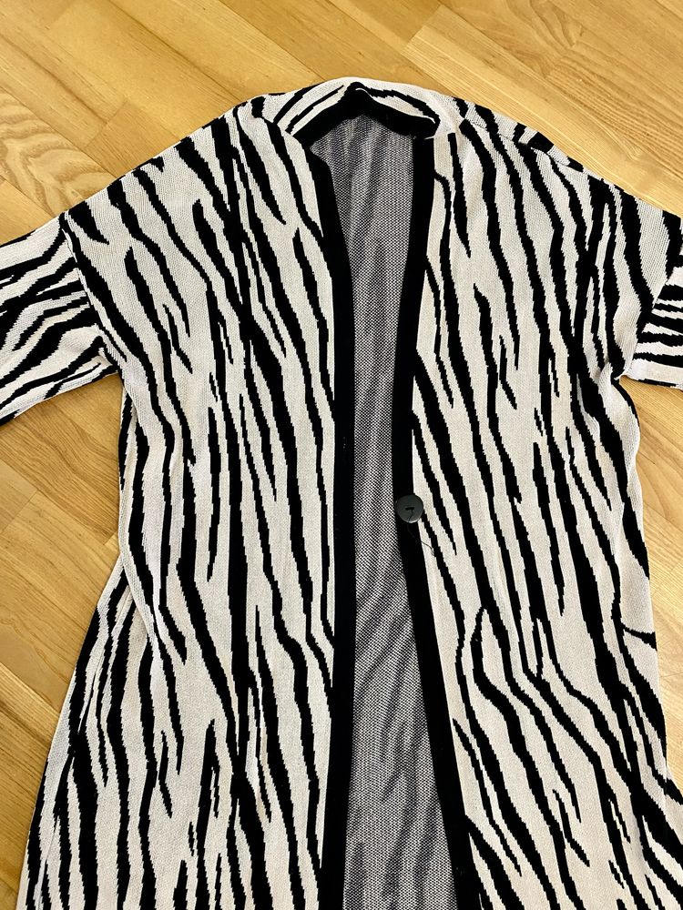 Długi sweter zebra centki czarno biały