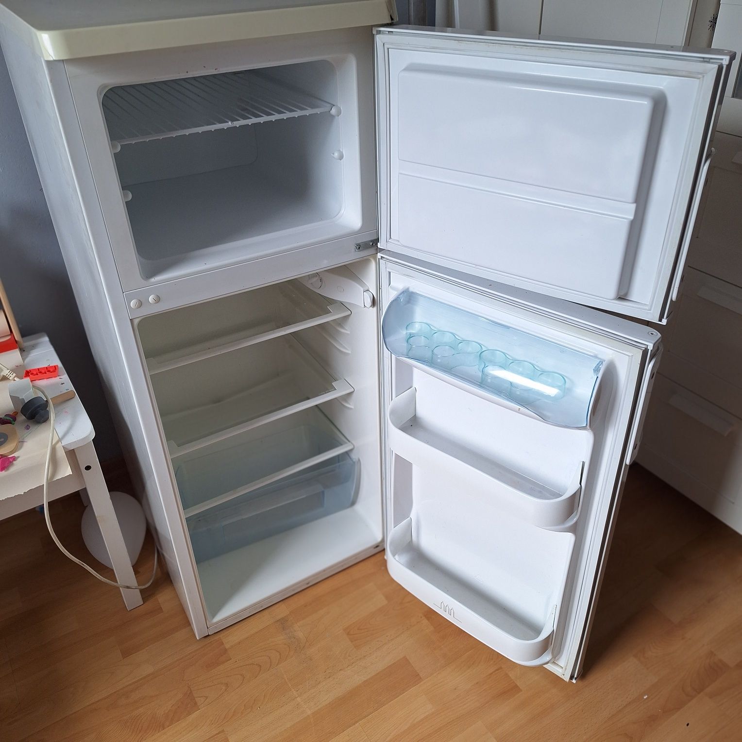 Lodówka Elektrolux z zamrażalnikiem.