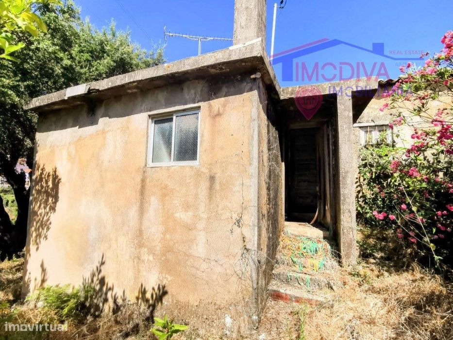 Moradia T2 com terreno a confrontar com ribeira em Figueiró dos Vinhos