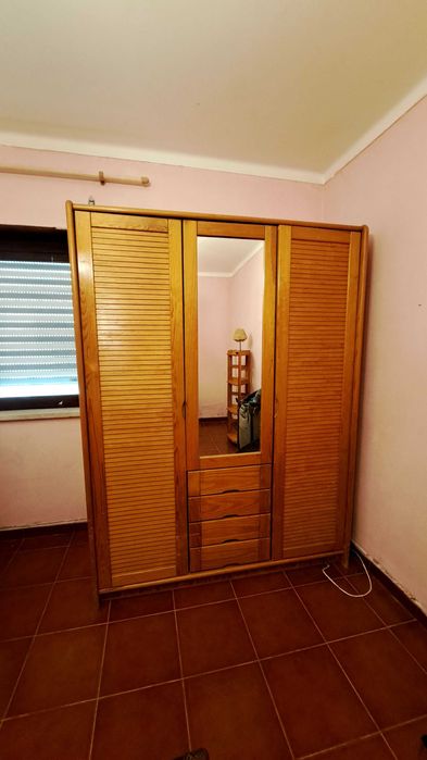 Roupeiro de pinho com 3 portas