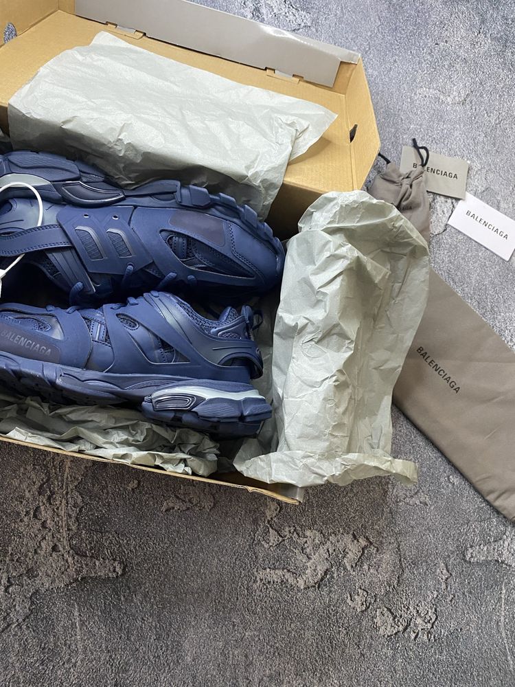 Balenciaga Led.