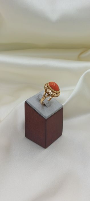 Złoty pierścionek z koralem.