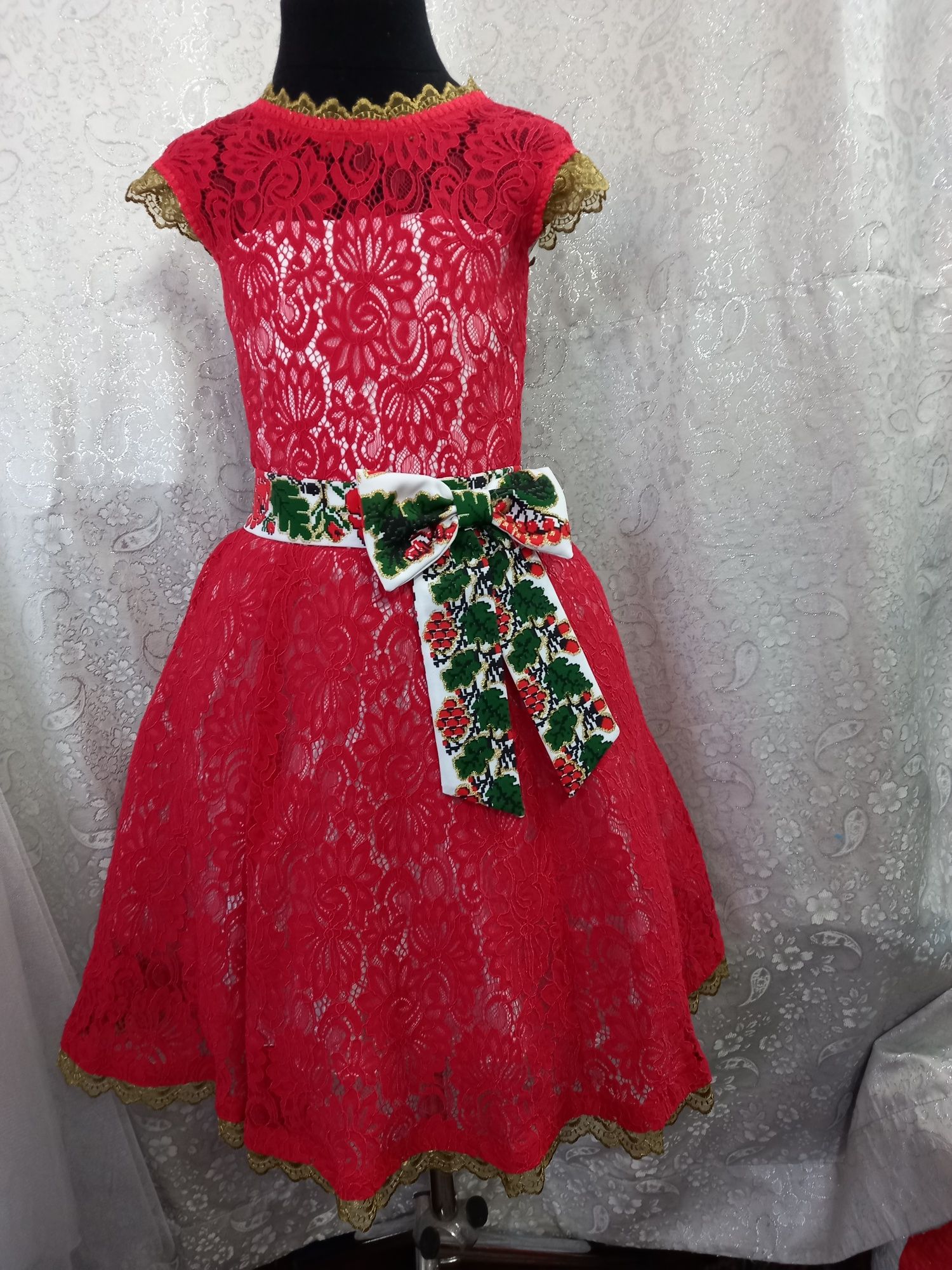 Красное платье "стиляжка " в украинском стиле .
