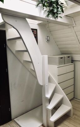 Schody drewniane białe skręcone wysokie