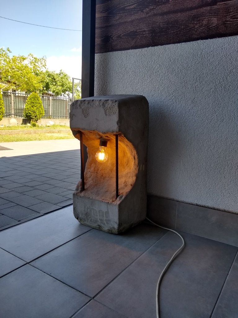 Podłogowa lampa z betonu
