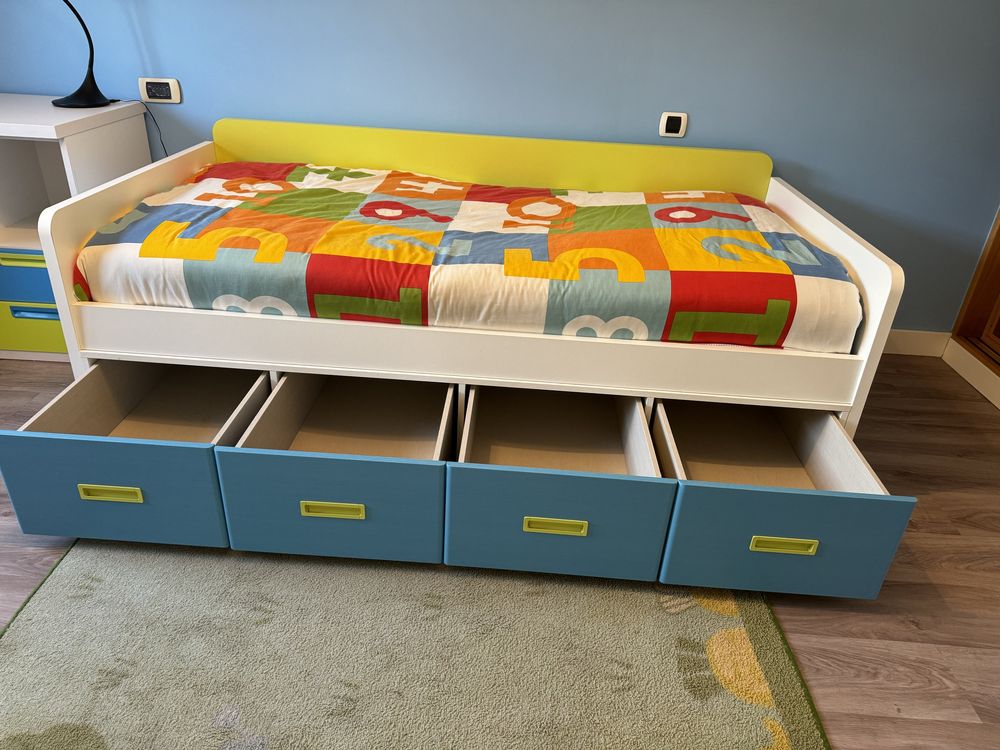 Cama de criança com oferta de secretária