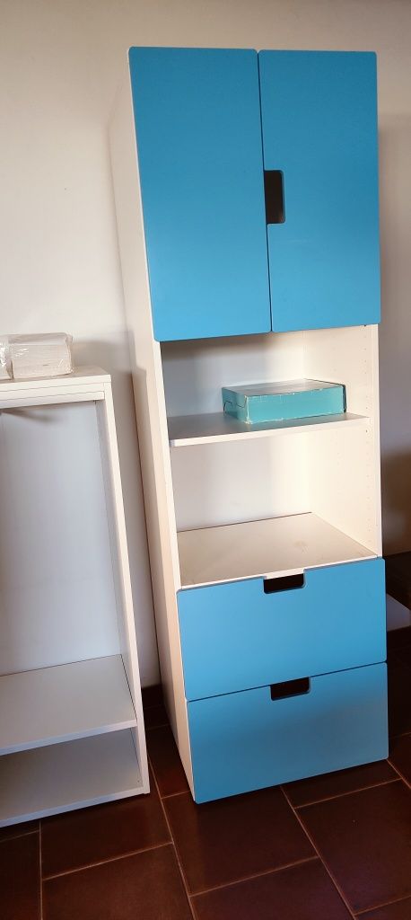 Móvel IKEA jovem