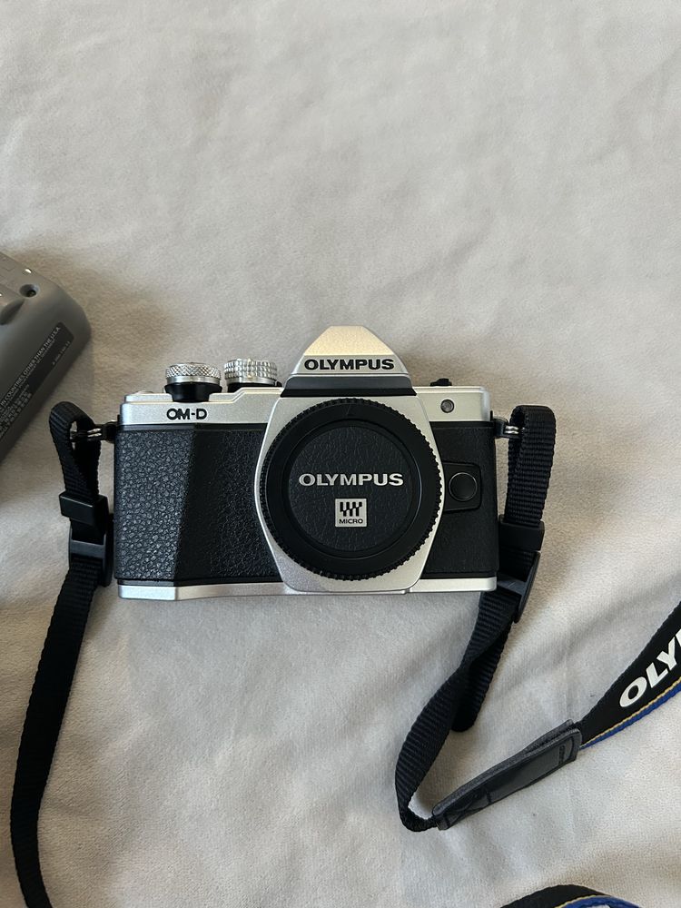 Aparat Olympus OM-D E-M10 z 2 obiektywami + statyw + torba + akcesoria