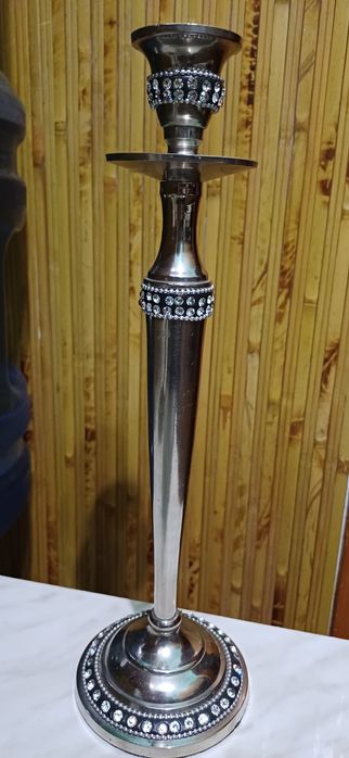 Металлический стальной подсвечник, украшенный стразами.
Это предмет ин