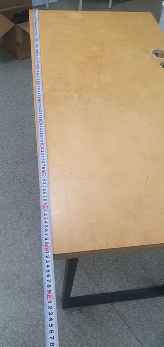 Міцний стіл/парта.