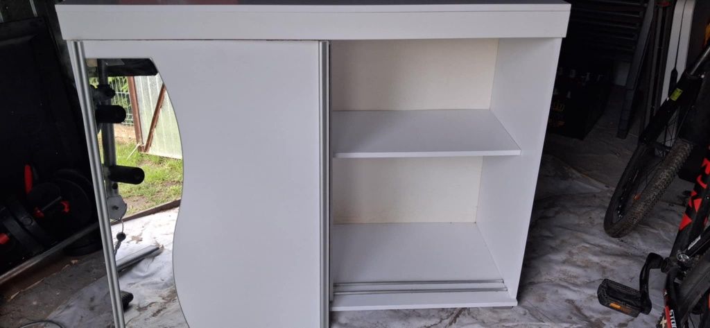 Biala komoda z szybam8