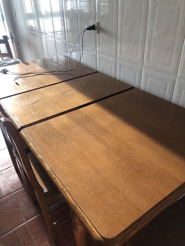 Mesa de cozinha em madeira maçiça, cor castanho escuro com 4 cadeiras.