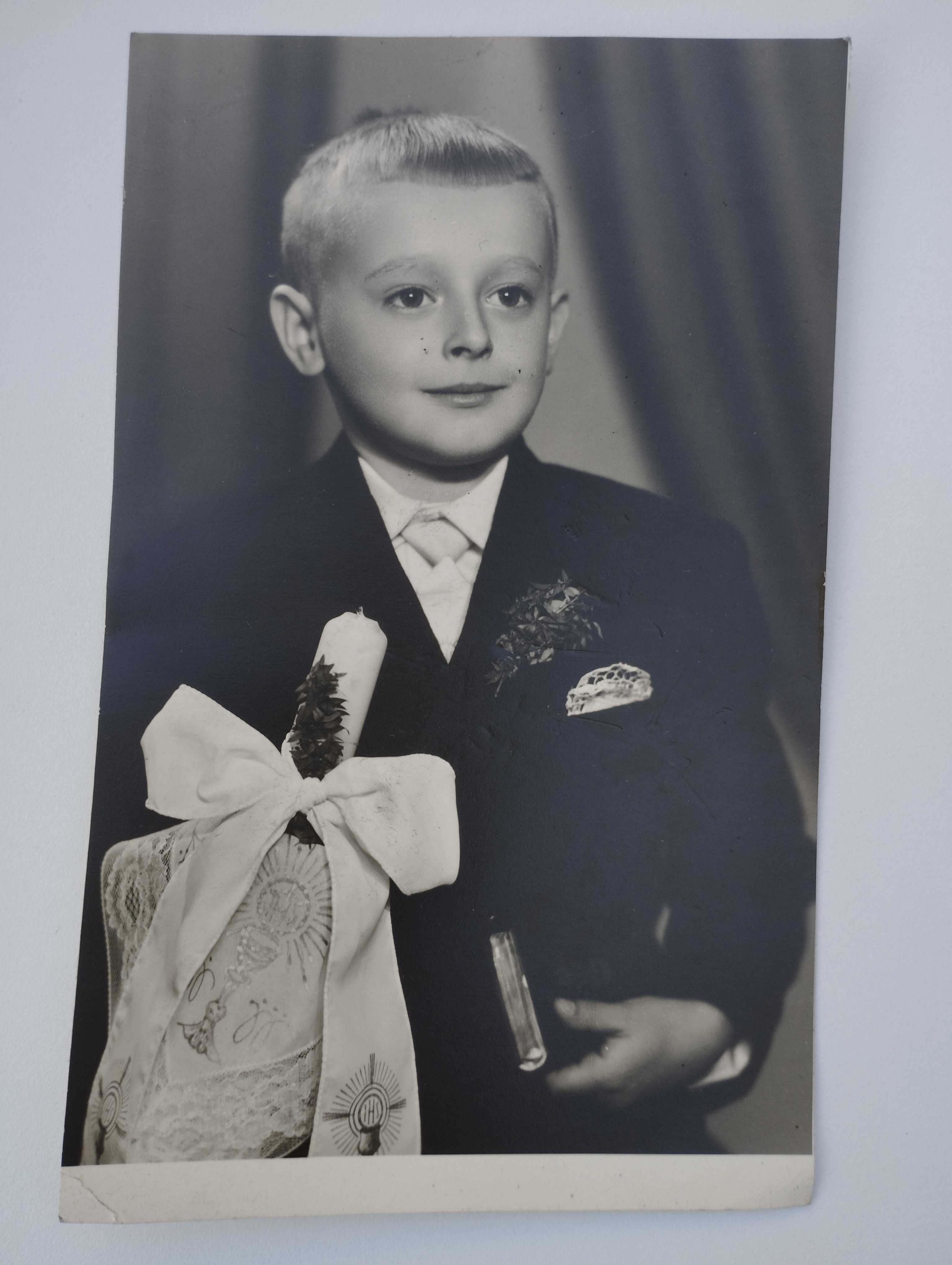 Stare zdjęcia chłopców z pierwszej komunii
