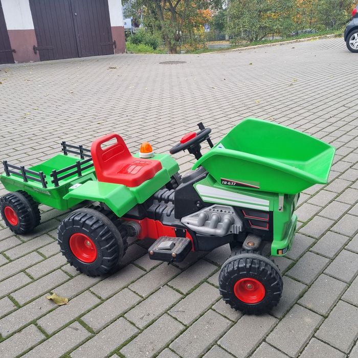 Ciągnik z łyżką na akumulator