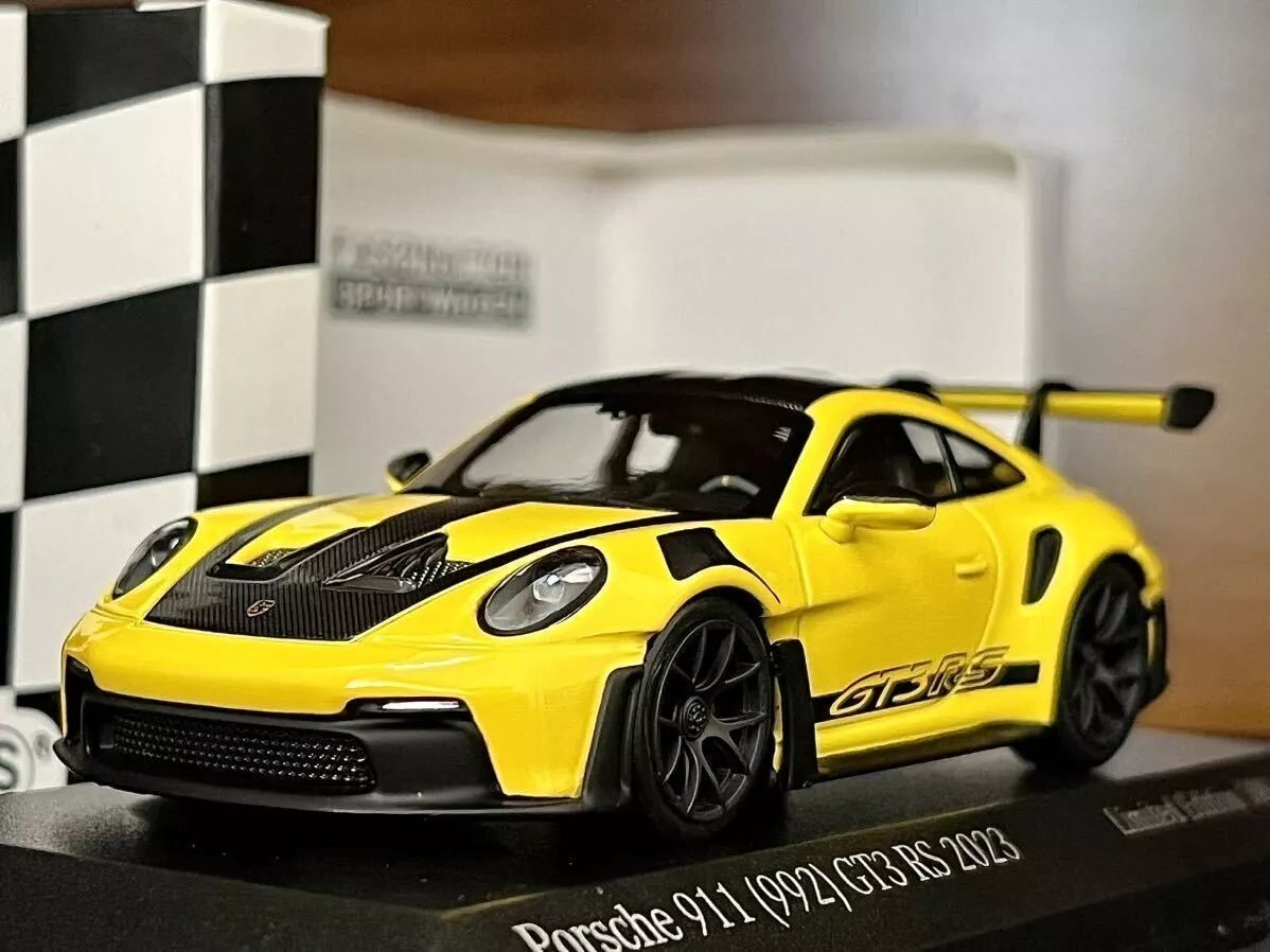 Minichamps 1:43 Porsche 911 (992) GT3 RS ano 2023