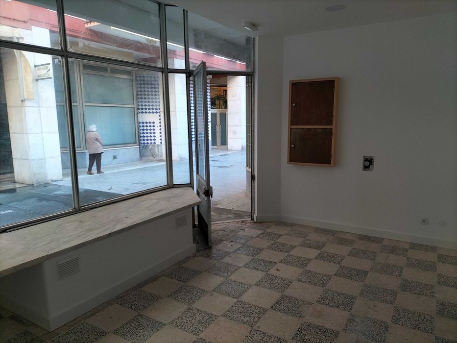 Loja sobranceira sobre a via pública