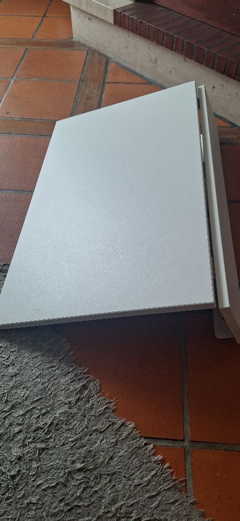 Vendo mesa dobrável branca.