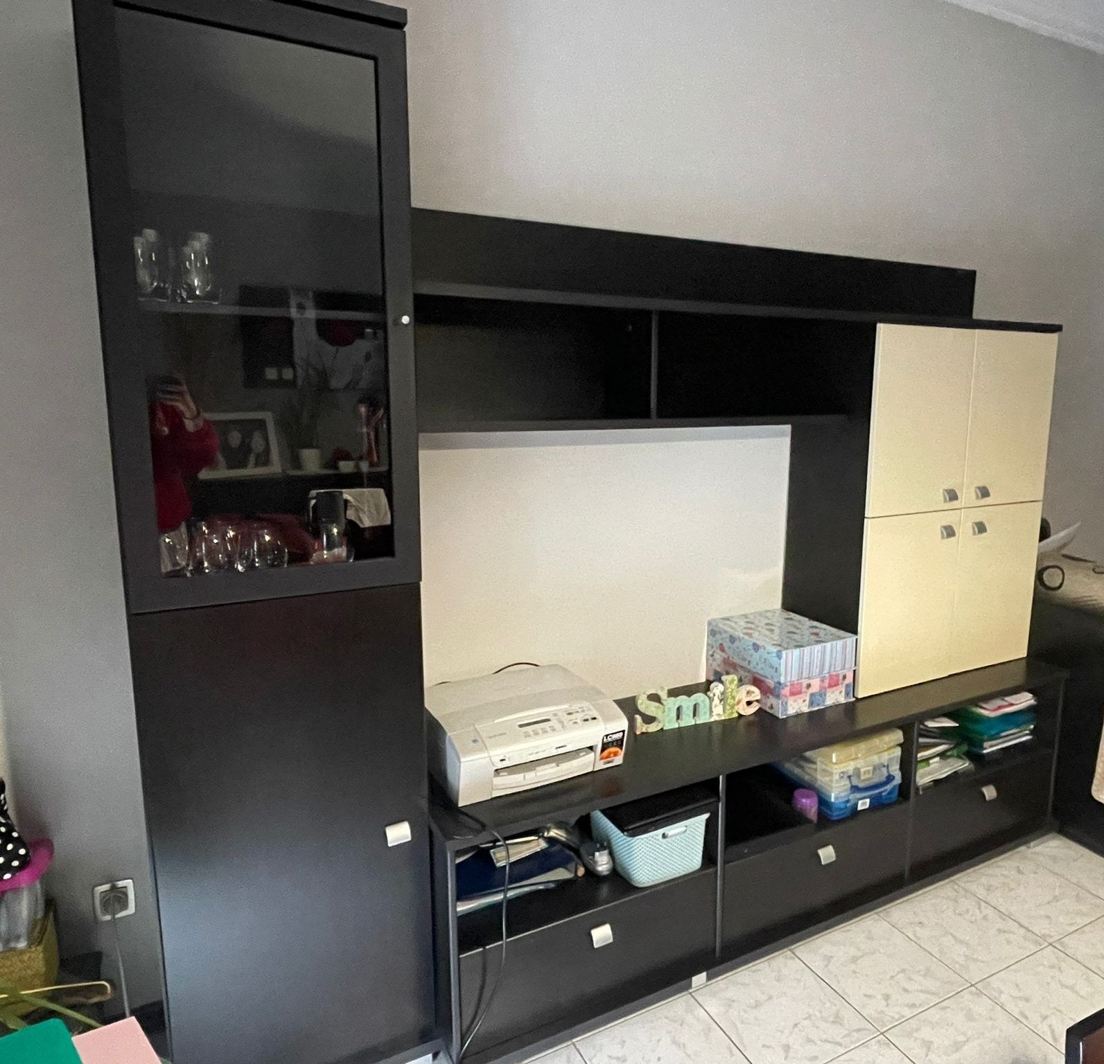 Móvel de sala com espaço para TV