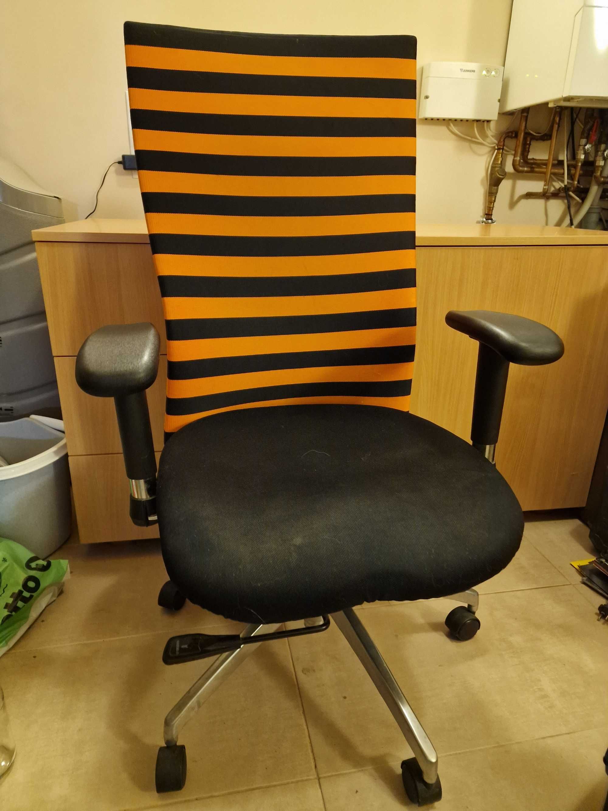 Fotel biurowy czarno pomarańczowy