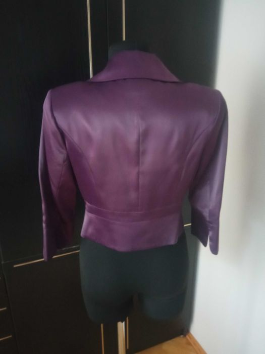 Bolerko w kolorze śliwkowym (fioletowym).