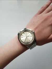 Śliczny zegarek z diamencikami koloru srebrnego