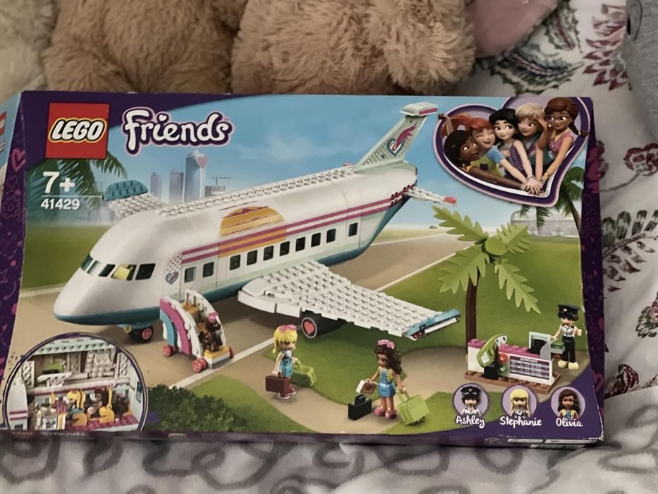 Конструктор LEGO Friends Літак у Хартлейк-Сіті (41429)