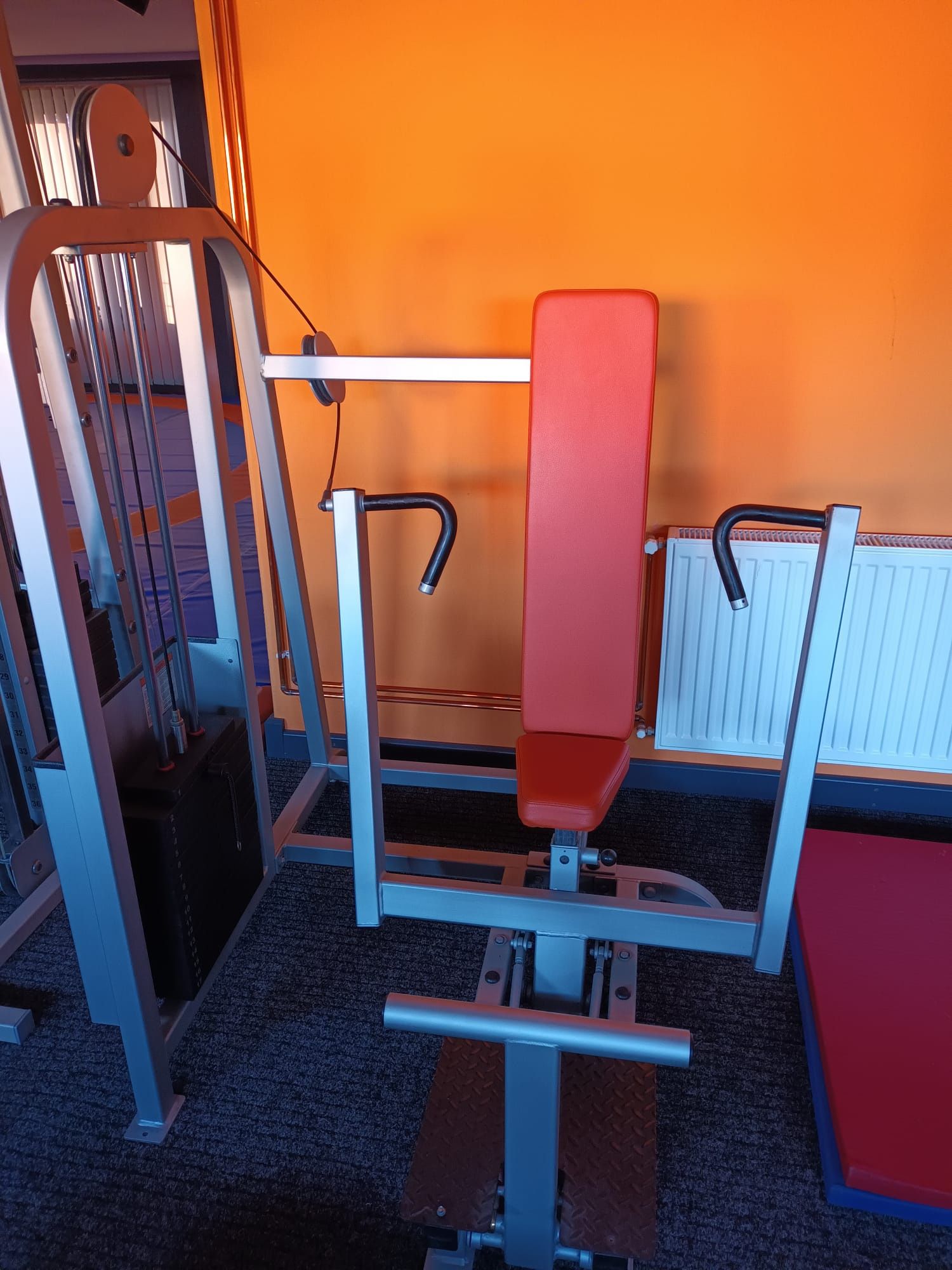 Maszyna life fitness na klatkę piersiową ze stosem