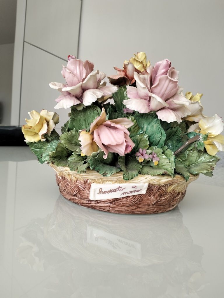 Arranjo de flores em loiça