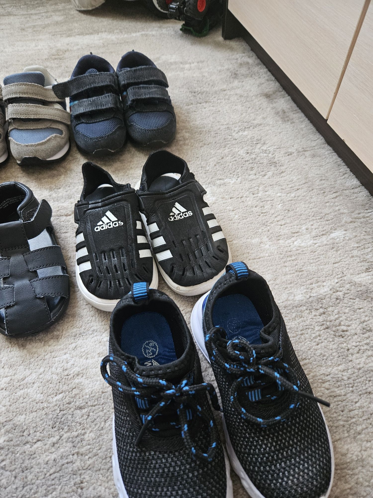 Дитяче взуття (босоніжки, сандалі, кросівки на хлопчика)