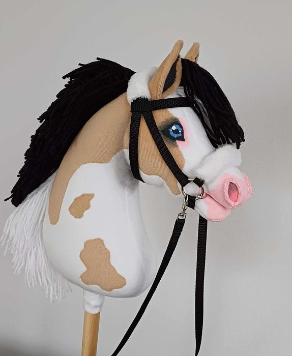 Srokaty bułany konik Hobby Horse A4 + sprzęt łaciaty