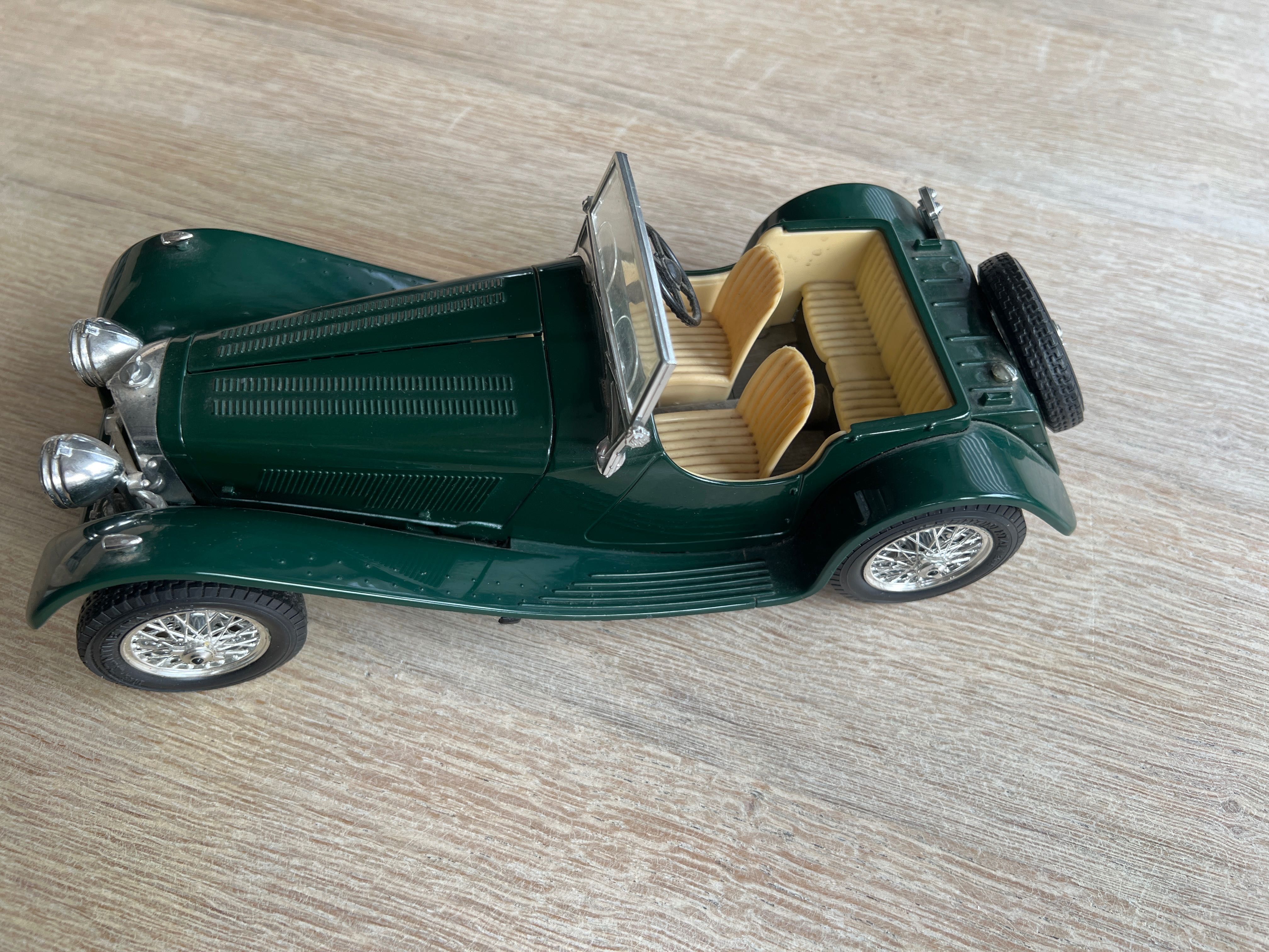 Model Jaguar SS100 skala 1/18