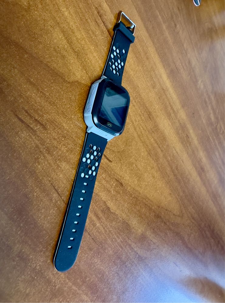 Niebieski smartwatch z opcją dzwonienia/ lokalizacji