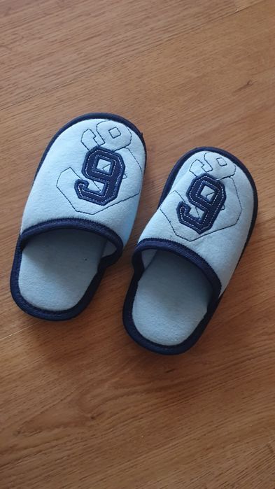 Pantofle 28 kapcie chłopięce