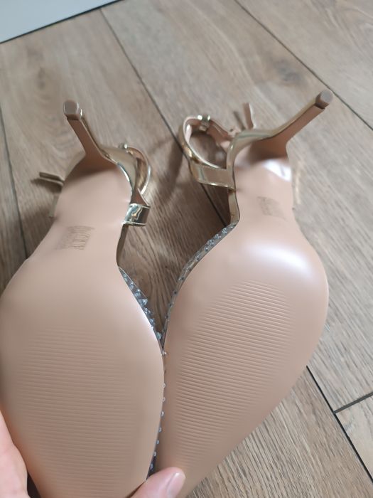 Transparentne szpilki