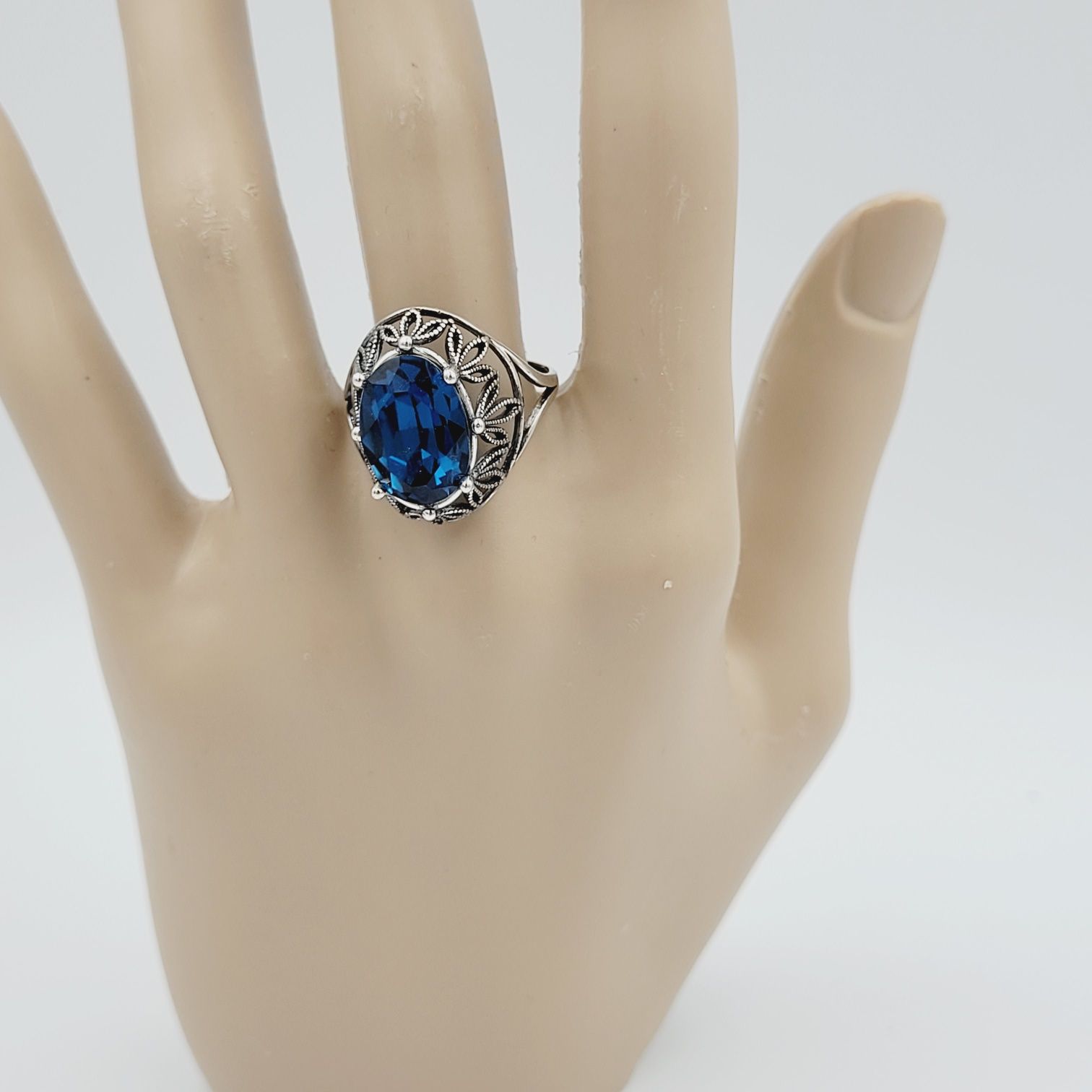 Srebrny pierścionek pr 925 kryształ niebieski