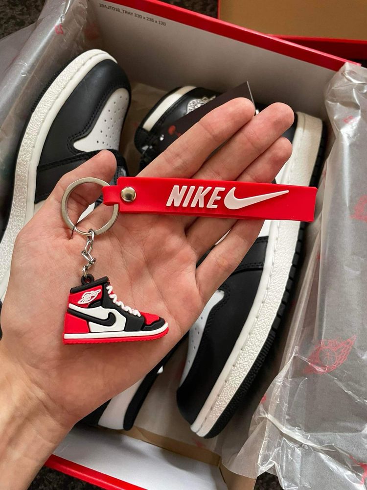 Brelok do kluczy Nike but czerwony
