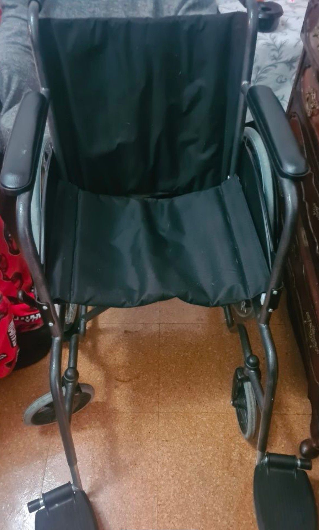 Cadeira de rodas e cadeira wc tudo 150 euros