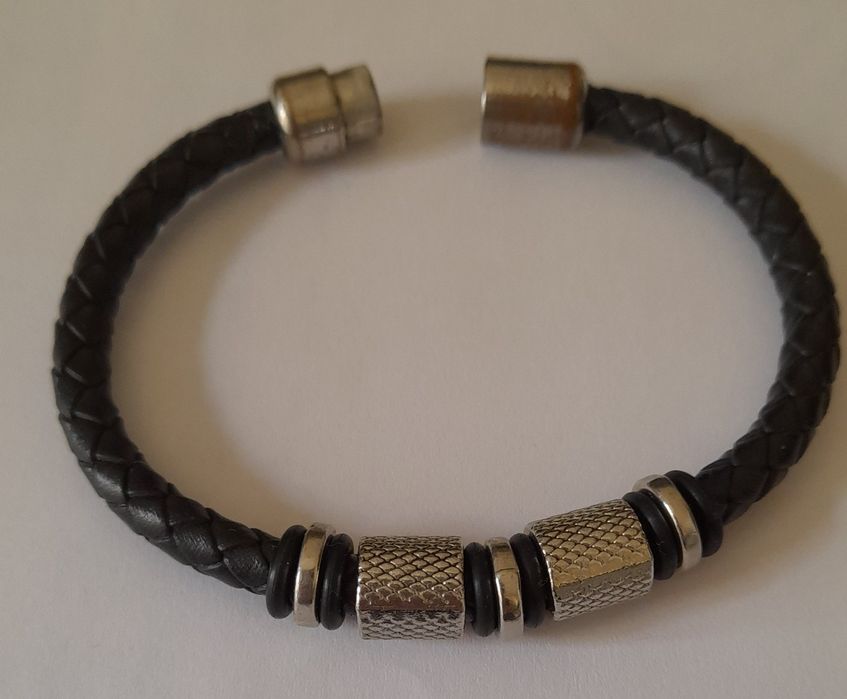 Pulseira couro trançado preto com 5 contas de aço