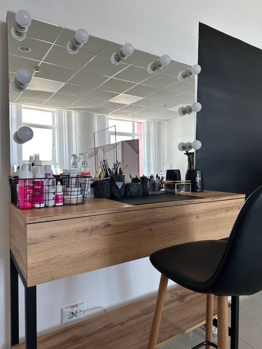 Стол з дзеркалом та стилець