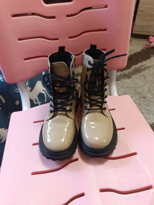 Ботінки лакові .