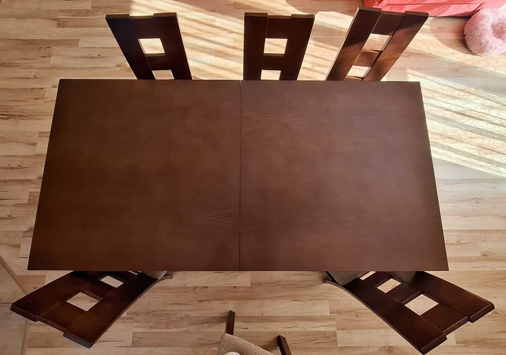 stół z krzesłami, komoda, szafka