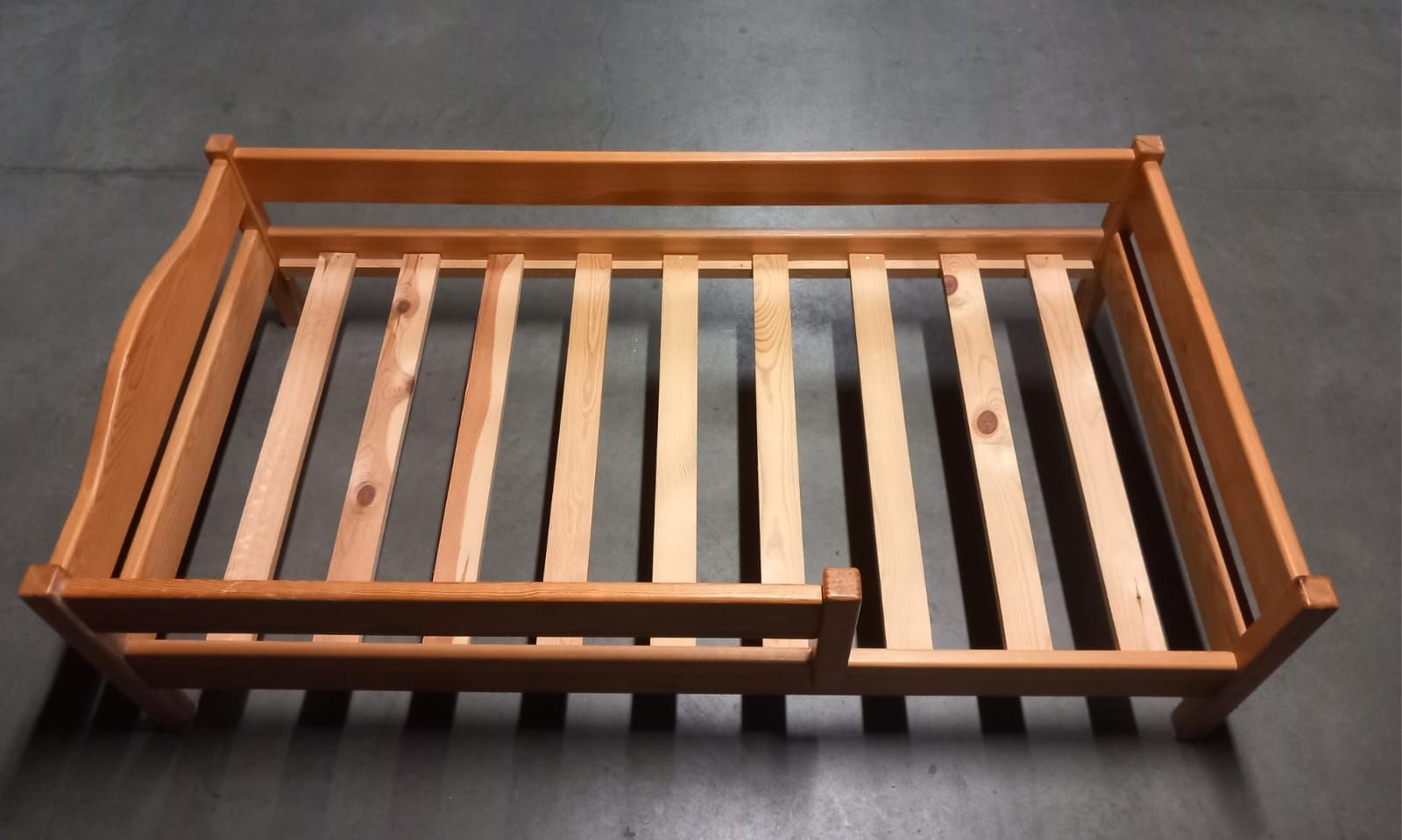 Drewniane łóżko dziecięce z materacem o wymiarach 160 cm x 80 cm