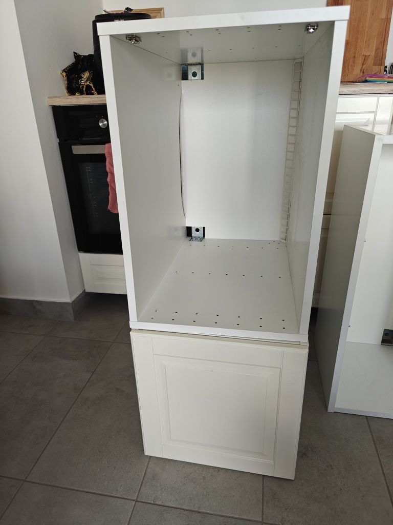 Szafki IKEA METOD, Fronty BODBYN kolor kremowy, półki UTRUSTA