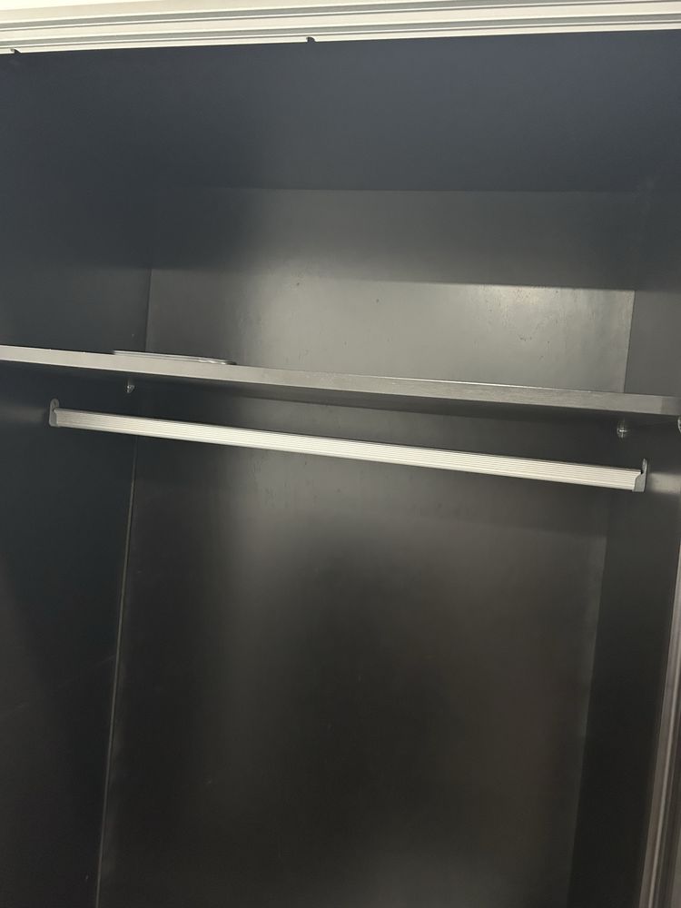 Roupeiro preto e branco