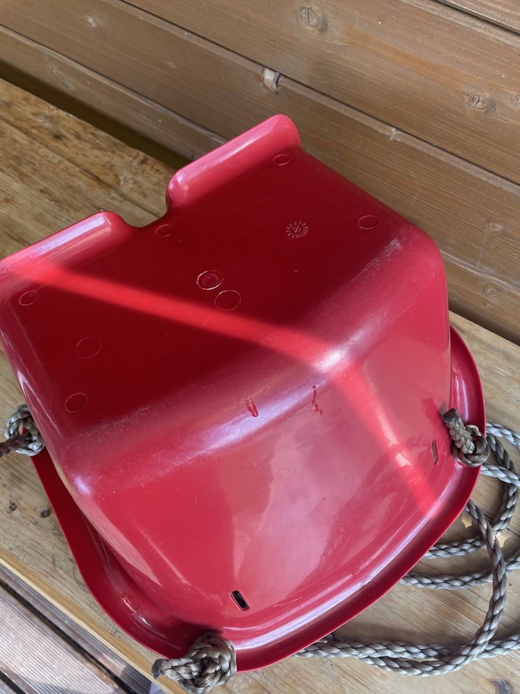 Huśtawka z oparciem. Plastikowa huśtawka
