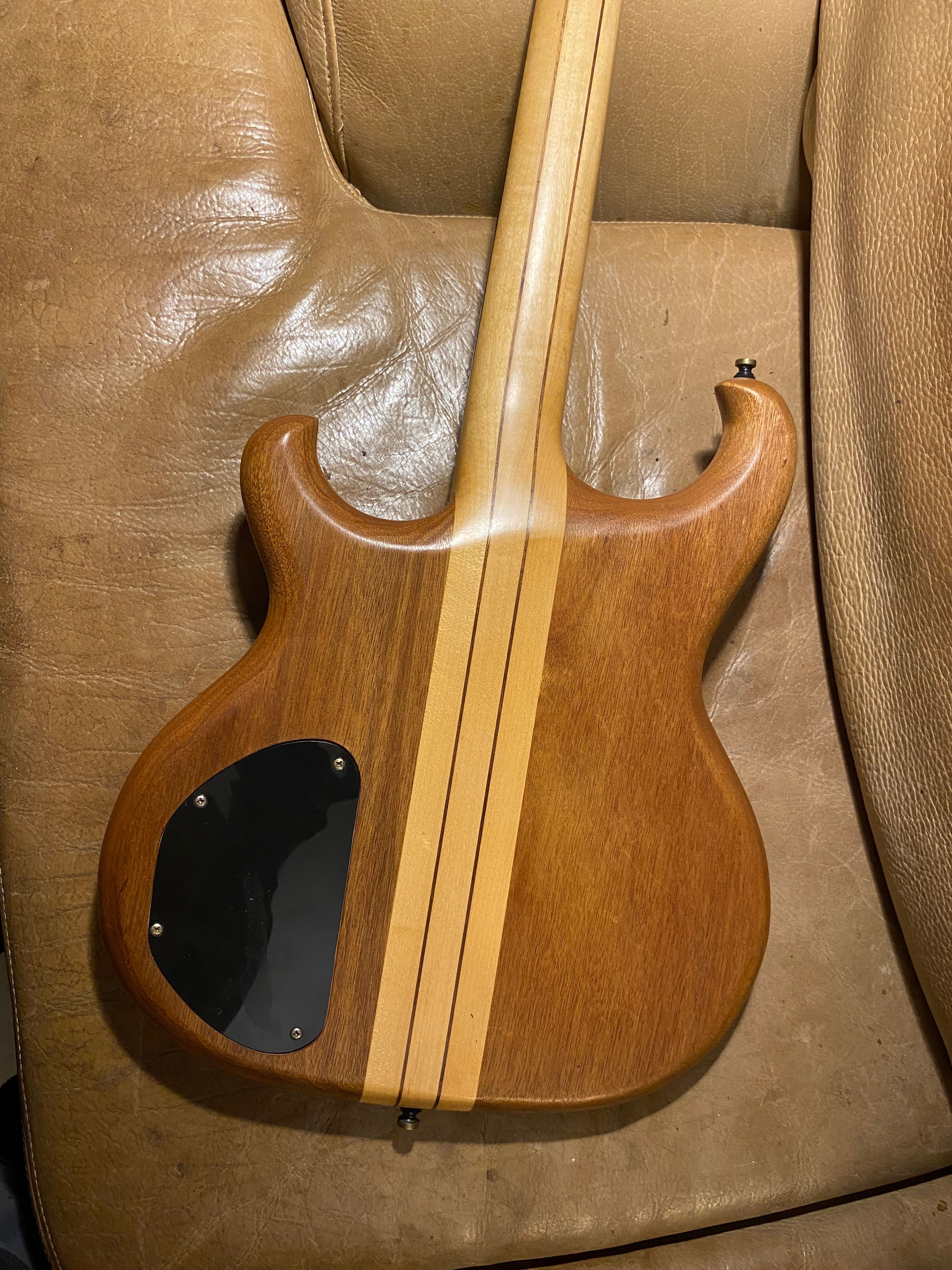 Baixo 4 cordas de luthier, homenagem ao Alembic Persuader