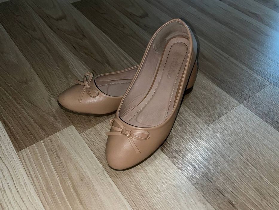 Лодочки кожаные бежевые 39